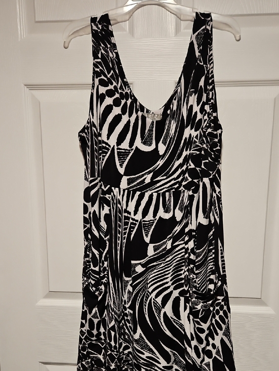 J Valdi Dresses & Skirts - J. Valenti Black and White Abstract Sleeveless Dress